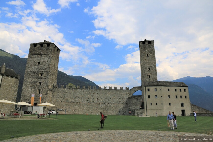 Внутри замка: Черная и Белая башни (слева и справа соответственно).