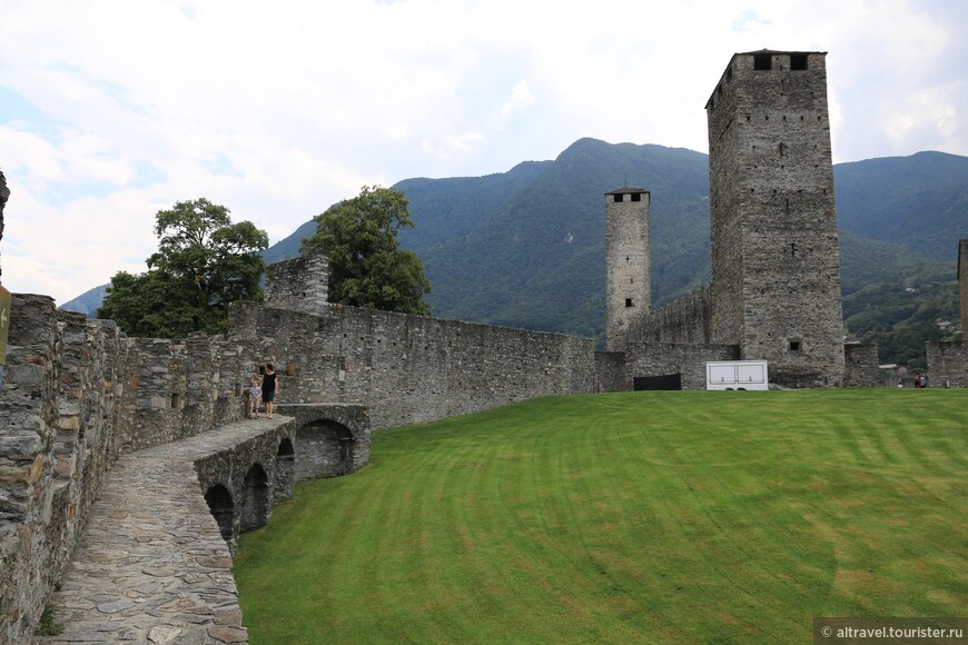 Внутри замка не сохранилось средневековых построек.
