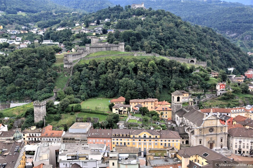 Виды из Кастельгранде на старый город и две остальные крепости (Монтебелло и Сассо Корбаро).