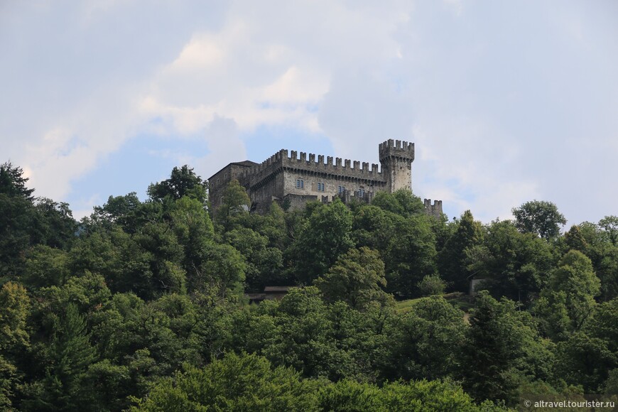 Замок Сассо Корбаро - вид снизу.