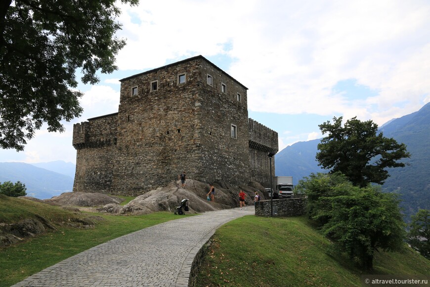 Замок Сассо Корбаро очень небольшой.