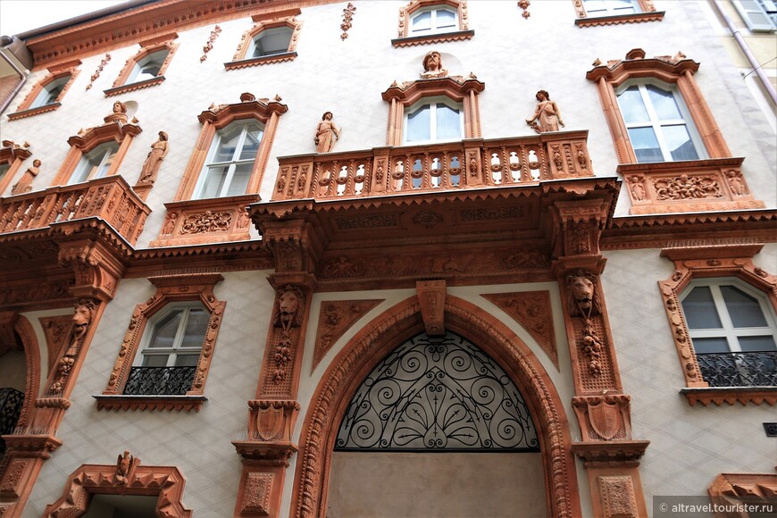«Красный дом» (Casa Rossa) на Piazza Nosetto, названный так по цвету терракотового декора на фасаде.