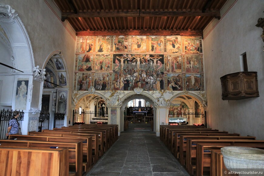 Интерьер церкви с фреской, нарисованной на перегородке перед алтарём