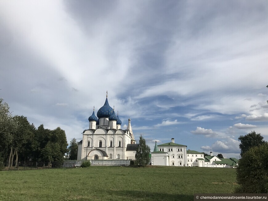 Вид на Рождественский собор Суздальского Кремля