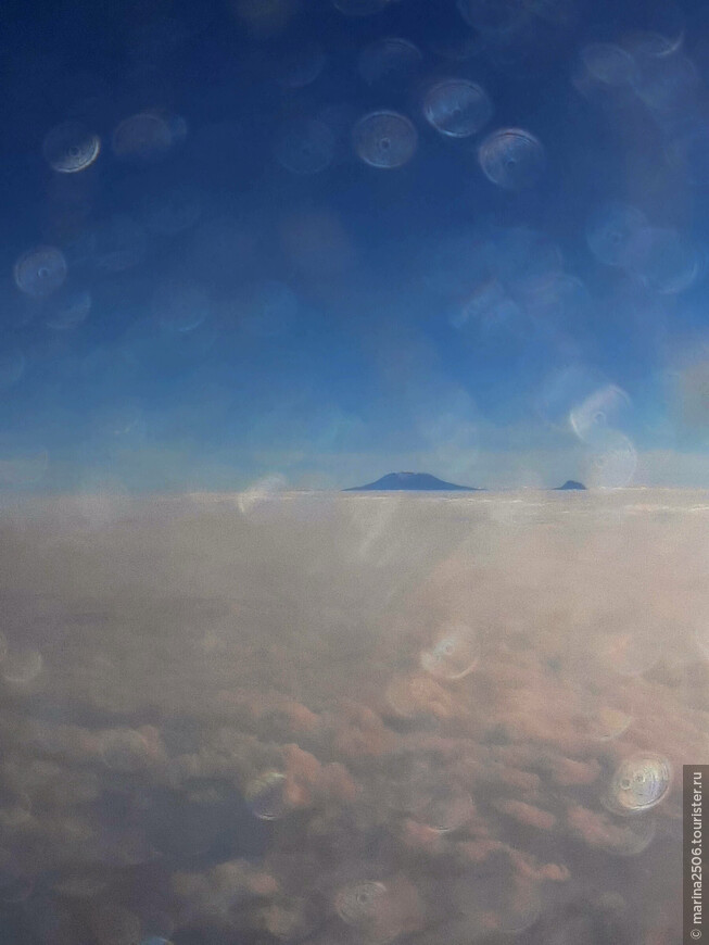 Килиманджаро из иллюминатора самолета. Фото: Mabuta