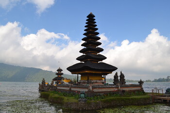 Власти Бали отложили решение по открытию границ для туристов