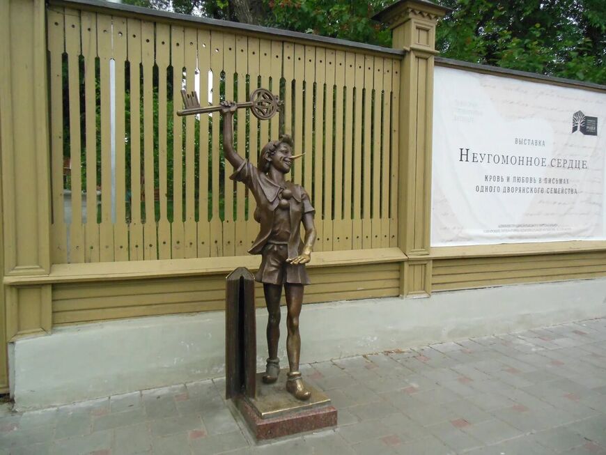 Статуя Буратино