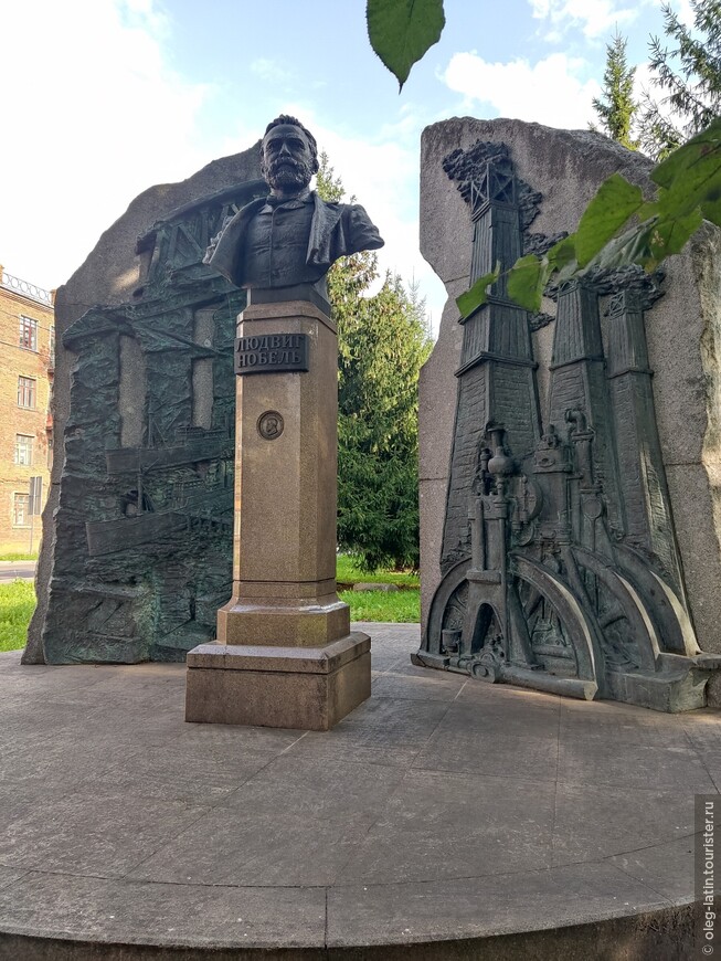 Людвиг Нобель в Рыбинске никогда не бывал. Но появление памятника именно здесь не случайно. В Рыбинске проходила большая часть деятельности империи Нобелей. В Рыбинске находились нефтеперерабатывающий завод братьев Нобелей, крупнейшая на Верхней Волге нефтяная база.