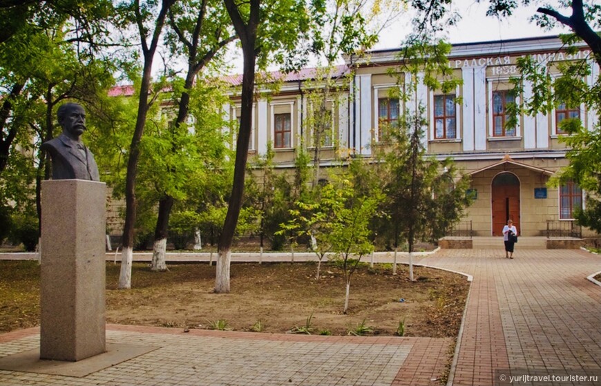Здание гимназии имени Раковского, работающей с 1858 года