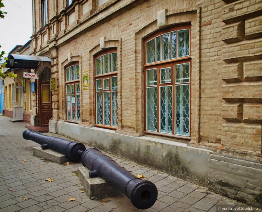 Краеведческий музей и стоящие перед ним старинные пушки XVII века