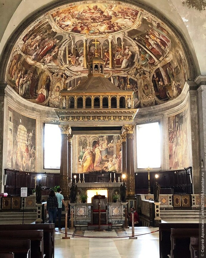 Церковь Сан-Пьетро ин Винколи с цепями Святого Петра и шедевром Микеланджело в Риме