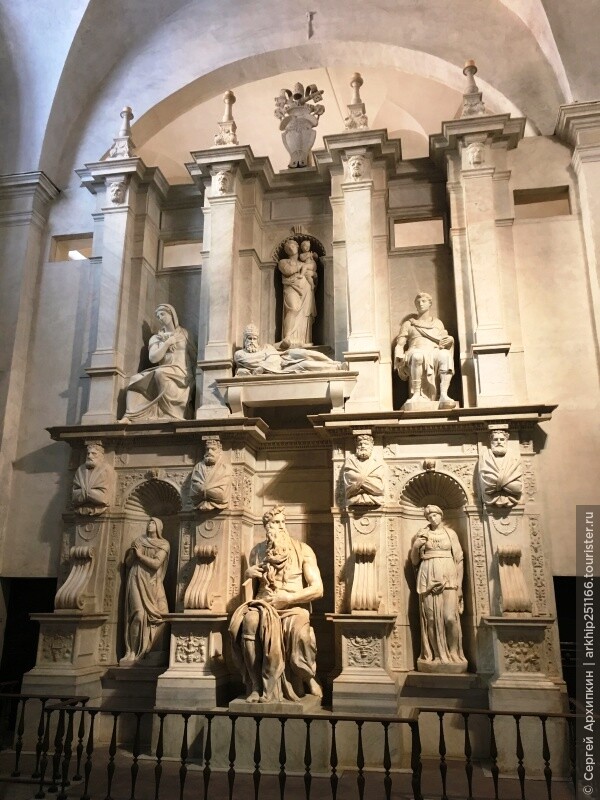 Церковь Сан-Пьетро ин Винколи с цепями Святого Петра и шедевром Микеланджело в Риме