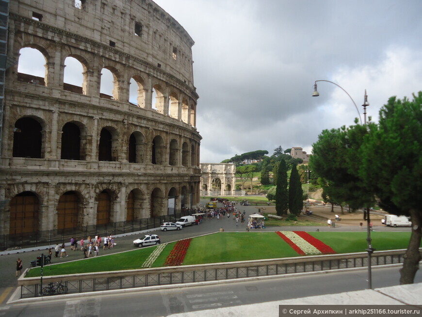 Арка императора Константина Великого в Риме возле Колизея