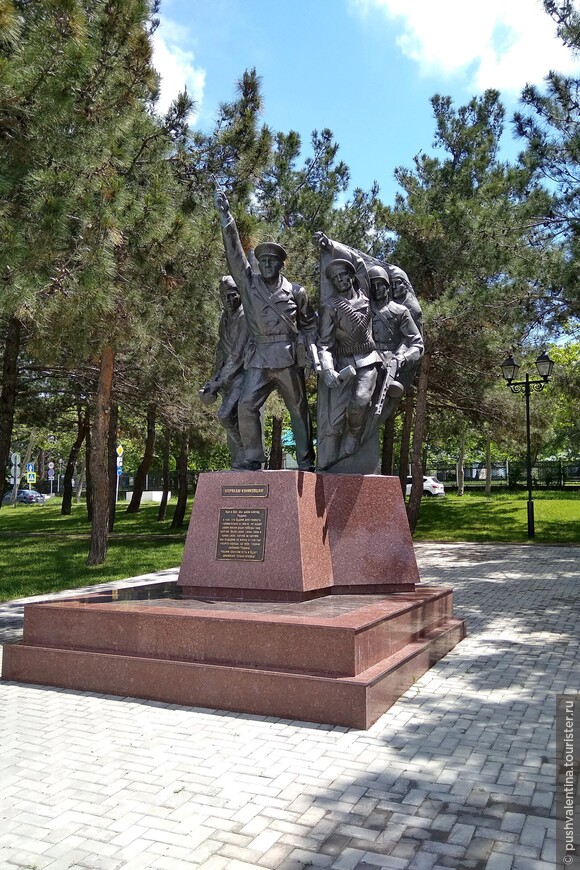 Памятник героям, высадившимся в Новороссийске в ночь на 4 февраля 1943 года и защищавших Малую землю.
