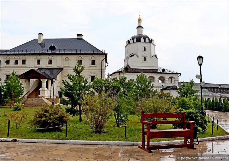 Справа Надвратная церковь Вознесения Господня, слева Братский корпус.