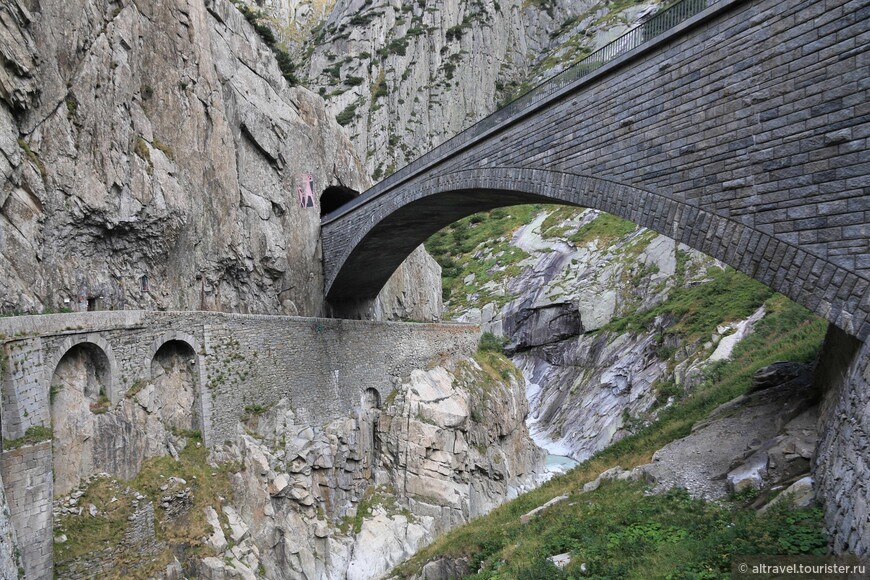 Автомобильный мост с изображением чёрта и козлёнка на скале.