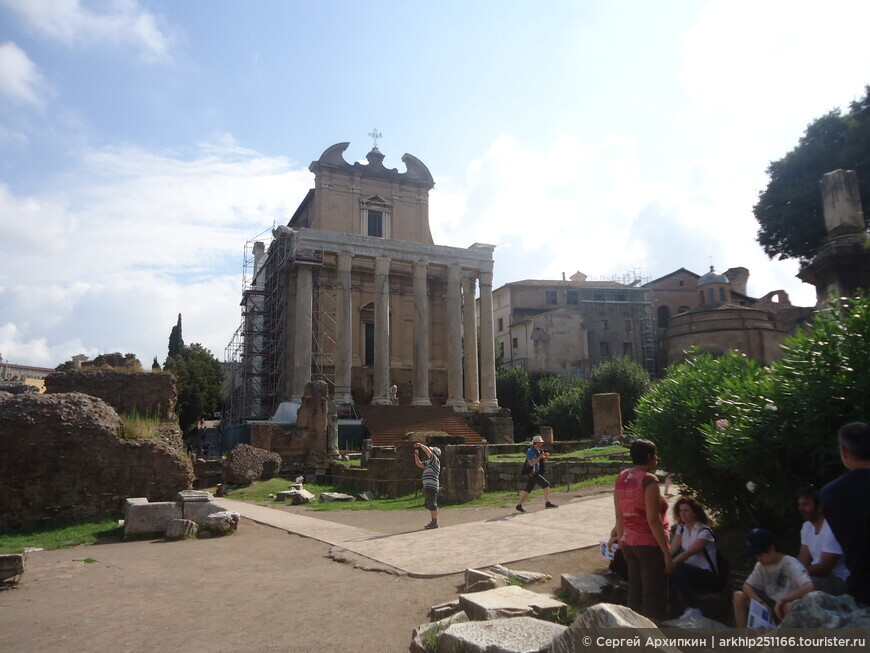 Храм Антонина и Фаустины — лучше всего сохранившийся античный храм на Римском Форуме
