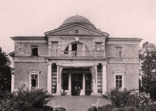 Главный дом усадьбы до пристройки флигелей, около 1900 года. Фото из интернета
