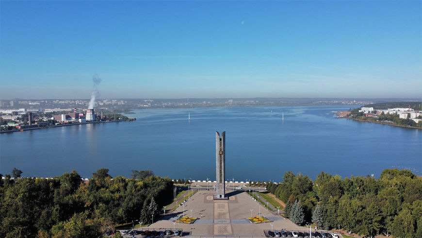Монумент Дружбы народов и Ижевский пруд