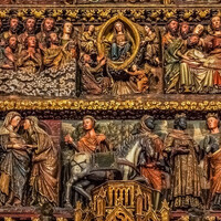 Портал церкви Санта-Мария-де-лос-Рейес – настоящий шедевр готического искусства Испании. Он выполнен из резного камня в конце 14-го века, хотя его полихромия относится к 17-му столетию. Качество выполнения человеческих фигур поражает. Трудно поверить, что это резьба по камню, настолько естественны и выразительны позы каждого из персонажей. Очень натурально выглядят и одежды участников, на которых отчетливо видны и драпировка, и рисунки тканей. На последней из фотографий хорошо читаются сюжеты «Благовещения», «Поклонения Волхвов» и «Успения» (Интернет).