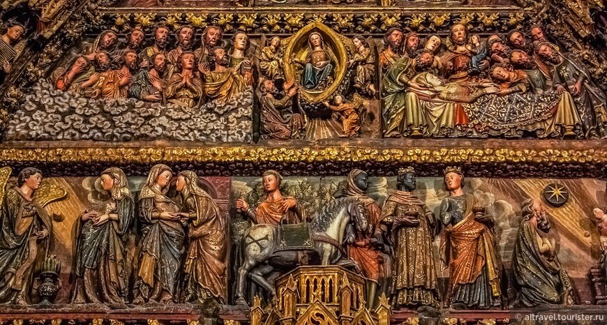 Портал церкви Санта-Мария-де-лос-Рейес – настоящий шедевр готического искусства Испании. Он выполнен из резного камня в конце 14-го века, хотя его полихромия относится к 17-му столетию. Качество выполнения человеческих фигур поражает. Трудно поверить, что это резьба по камню, настолько естественны и выразительны позы каждого из персонажей. Очень натурально выглядят и одежды участников, на которых отчетливо видны и драпировка, и рисунки тканей. На последней из фотографий хорошо читаются сюжеты «Благовещения», «Поклонения Волхвов» и «Успения» (Интернет).