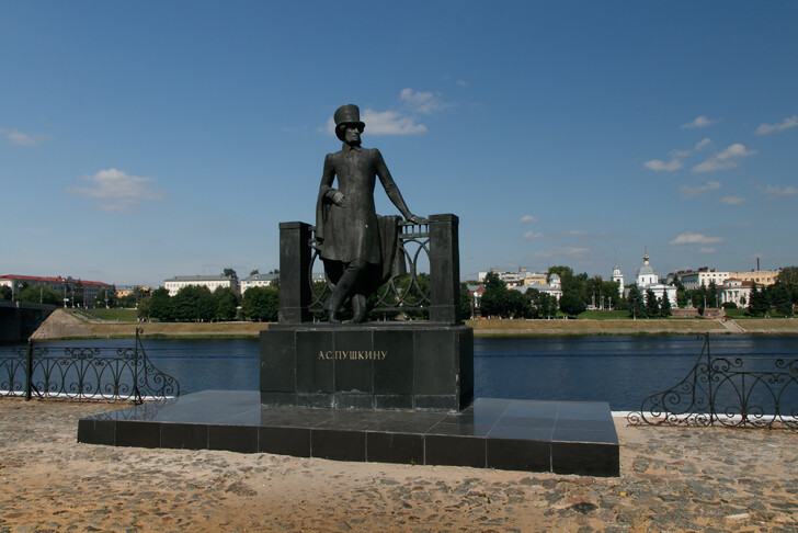 Памятник А. С. Пушкину на набережной Михаила Ярославича
