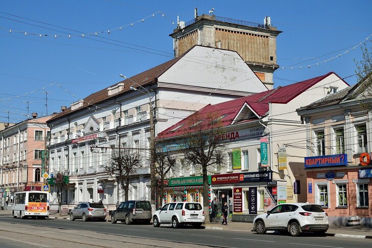 Улица Советская, на втором плане водонапорная башня
