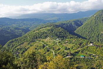В Абхазии турист из РФ погиб, сорвавшись с 40-метровой скалы 