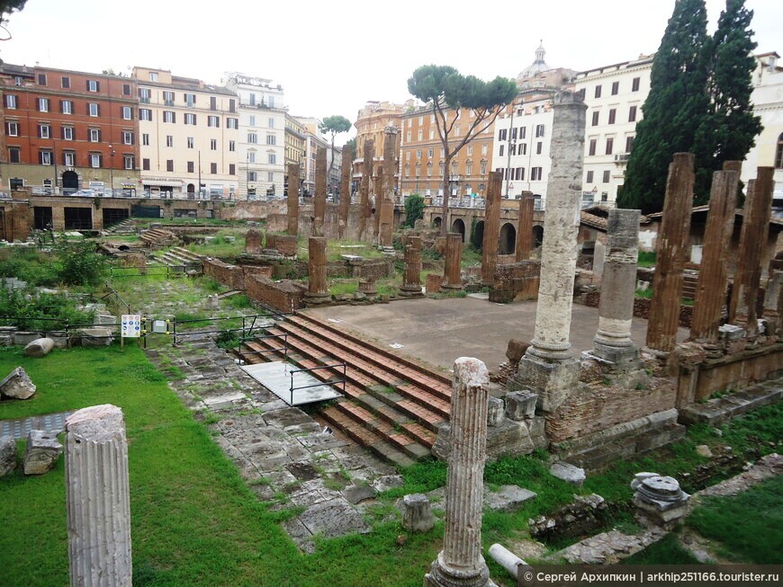 Античная площадь Торре Арджентина — место, где убили Юлия Цезаря