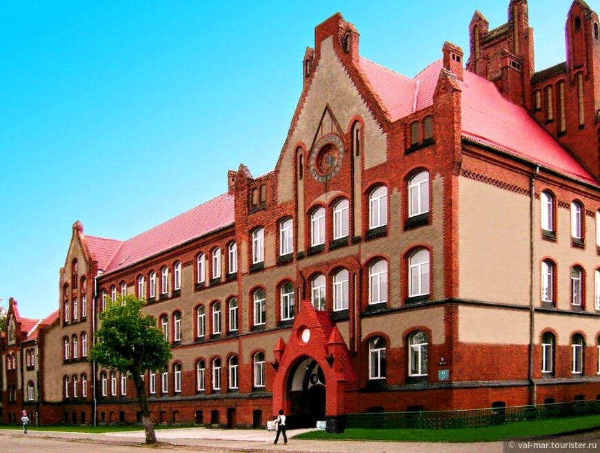 «Фридрихшуле» (фото из интернета).
Здание, в котором сейчас располагается агропромышленный колледж было построено в 1903 году. В те времена здесь находилась высшая гимназия для мальчиков имени прусского короля Фридриха Вильгельма I «Фридрихшуле».
