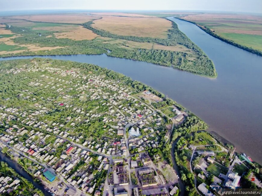 Городок Вилково с высоты птичьего полёта. Справа - уходящий в море Дунай,  на правом берегу которого уже Румыния. Слева от него отходит в море русло Очаковское. Прямо по центру виден Храм Николая Чудотворца. Фото из интернета.