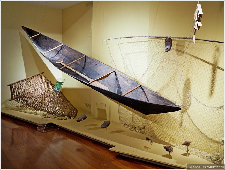 Это лодка-облас с лежащим в ней веслом; гимга - плетеная ловушка для рыбы; калдан - сетевая ловушка из крапивных нитей. Внизу - сетевые и калданные грузила.