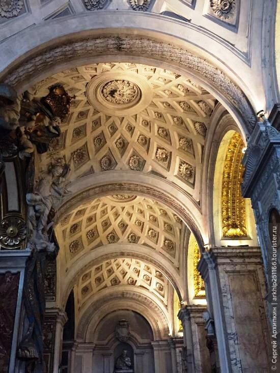 Церковь Сан-Луиджи-деи-Франчезе в центре Рима с тремя шедеврами Караваджо