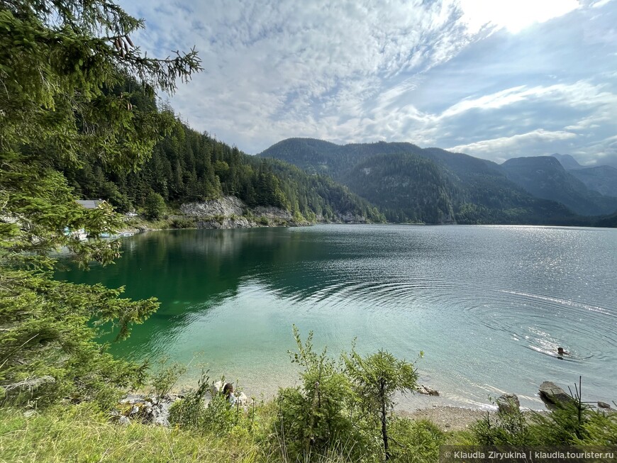 Роскошное озеро в прекрасных Альпах  - Гозау.