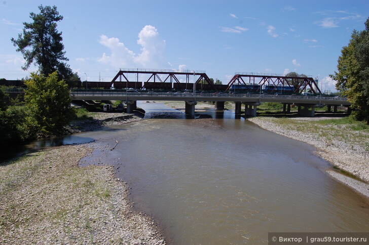 Мост черзе реку Псоу, по которому идут поезда и электрички
