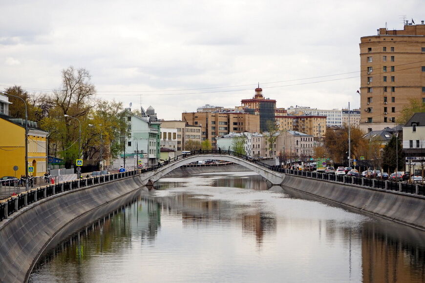 Вид с Садовнического моста, Овчинниковская набережная справа
