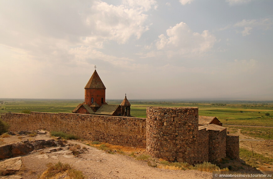 Монастырь Хор Вирап на фоне Араратской равнины