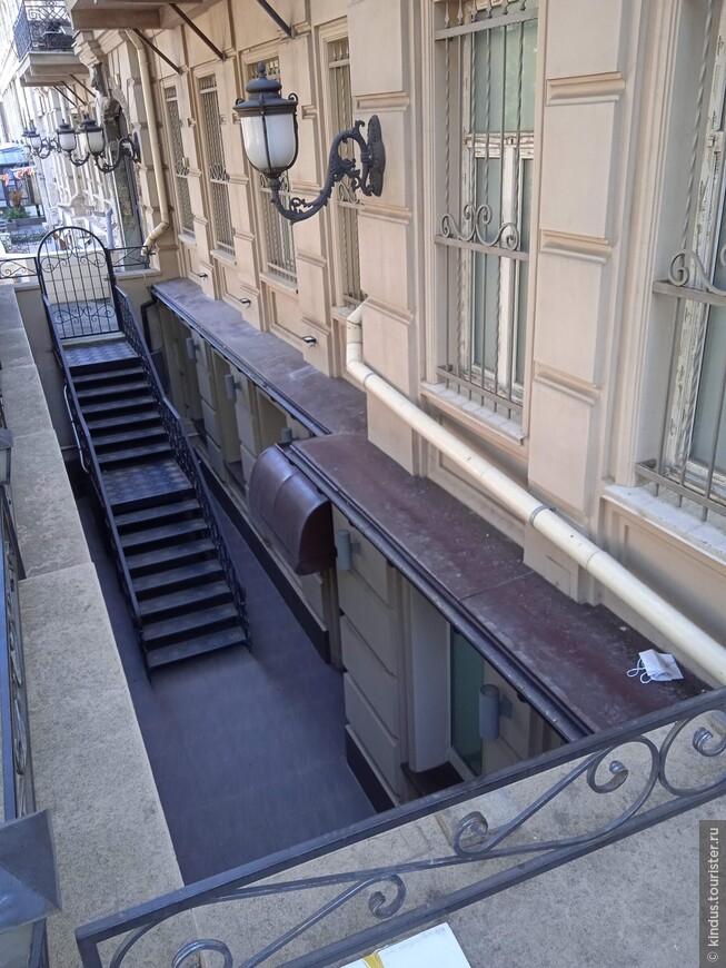 Вот так откапывают Одессу. Строят лестницы для спуска. Представляете, что там делается во время дождя или снегопада?
