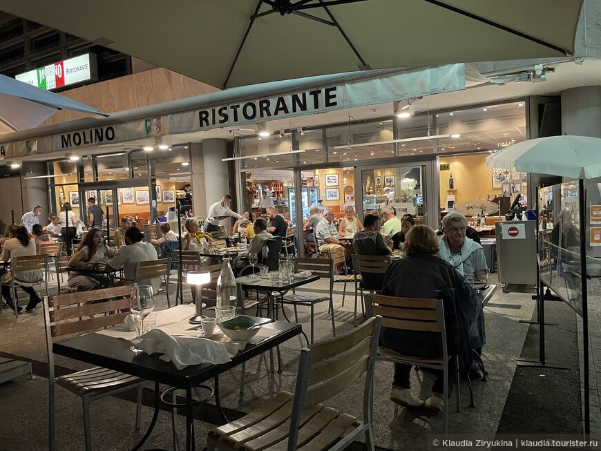 Итальянский ресторан на набережной французского Монтрё в Швейцарии