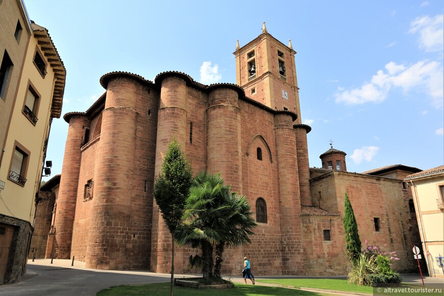 Бенедиктинский монастырь Санта-Мария-ла-Реал. В его экстерьере - смесь нескольких архитектурных стилей - как результат его длинной истории. 
