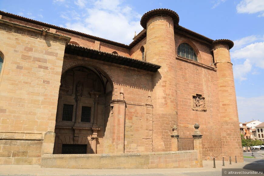 Исходным стилем построек монастыря был романский, хорошо соответствовавший и оборонительным целям сооружения.