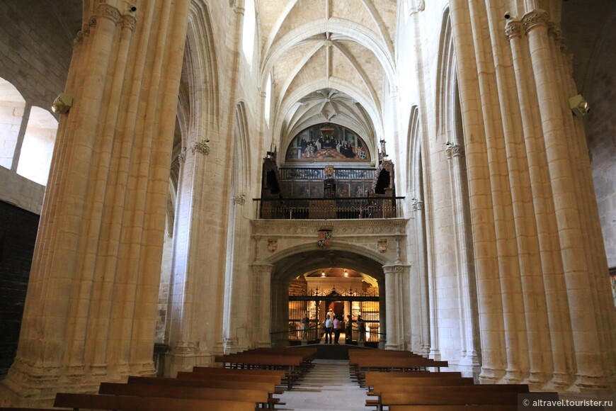 Интерьер церкви монастыря Санта-Мария.
