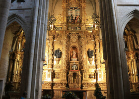 Алтарь церкви монастыря Санта-Мария.