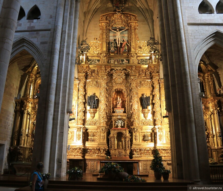 Алтарь церкви монастыря Санта-Мария.