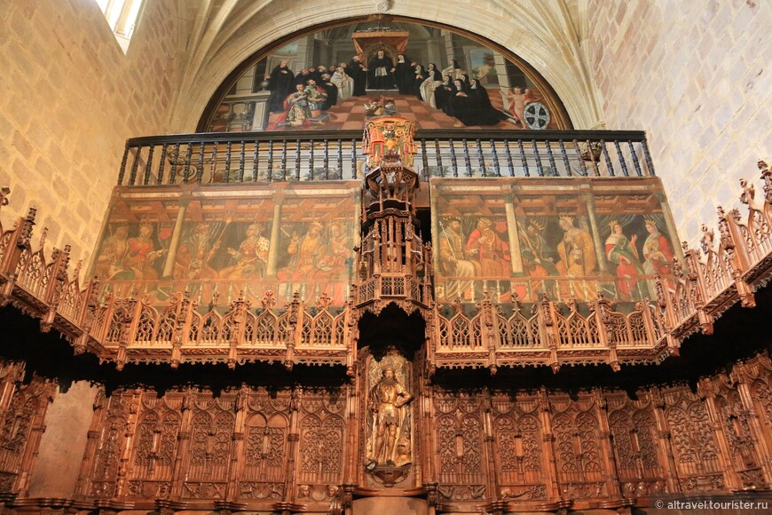 Резные хоры церкви монастыря Санта-Мария. Фигура по центру –  Дон Гарсия, основатель монастыря.