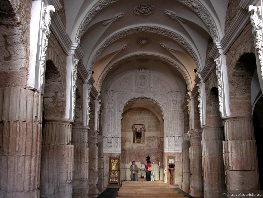  Basilica de Santa Maria de Arcos с римскими колоннами в интерьере (интернет).