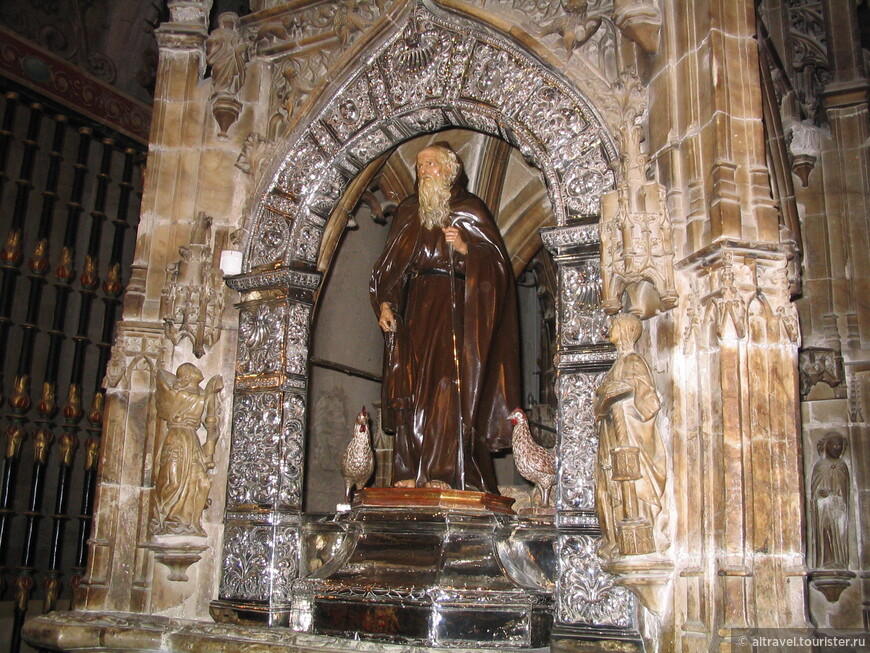 Статуя Св. Доминика в соборе города Санто-Доминго-де-ла-Кальсада. Куры у ног святого неслучайны.
