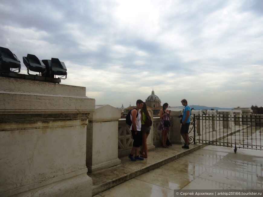 Монумент Витториано — в центре площади Венеции на склоне Капитолийского холма в Риме