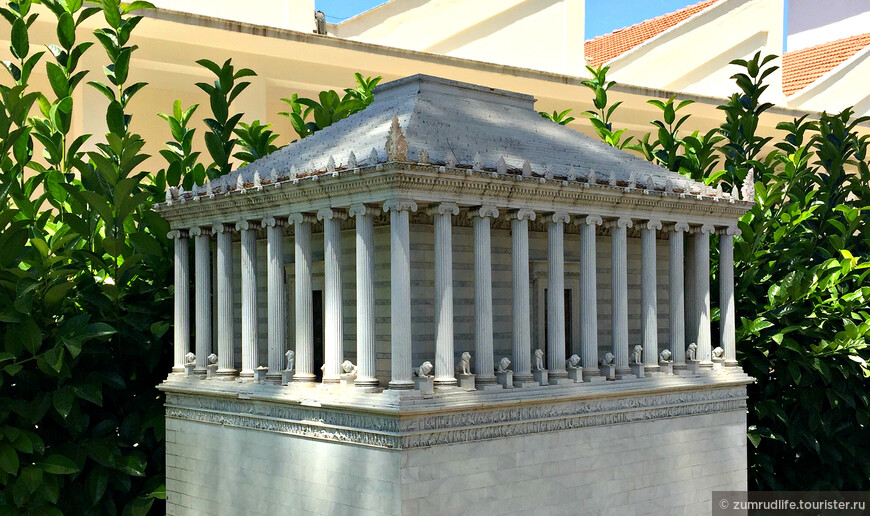 Мавзолей в Галикарнасе в музее Минисити