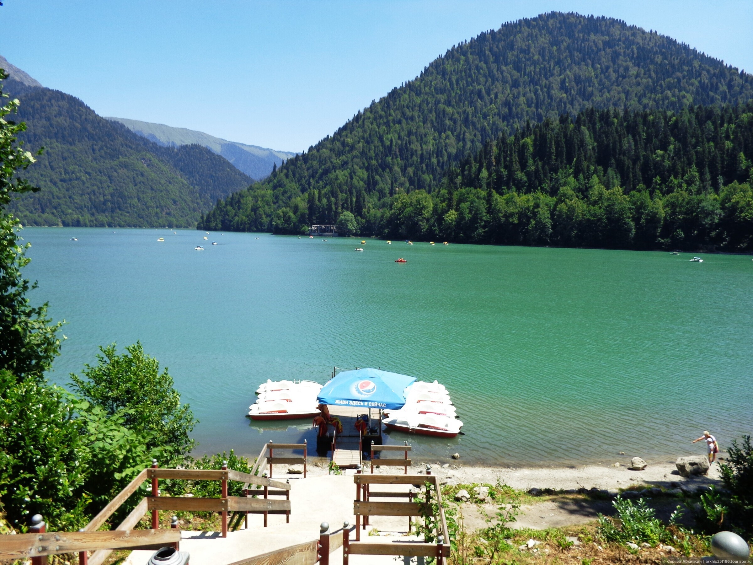 Путевки в абхазию все включено на двоих. Озеро Рица Жемчужина Абхазии. Курорт в Абхазии близ озера. Абхазия в июле. Абхазия в феврале отдых.